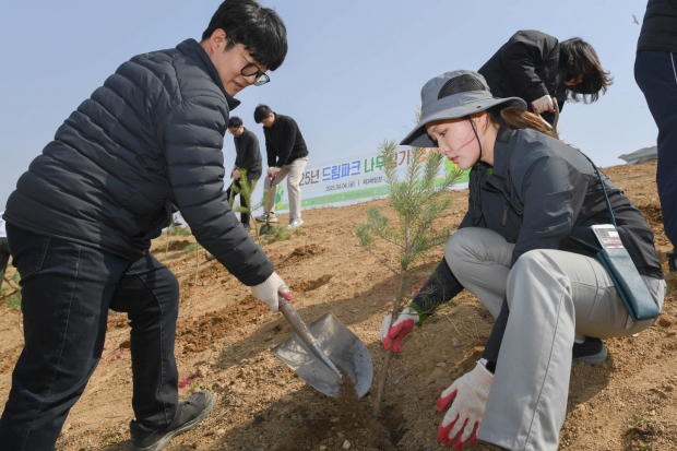 2025년 드림파크 나무심기 공사 직원