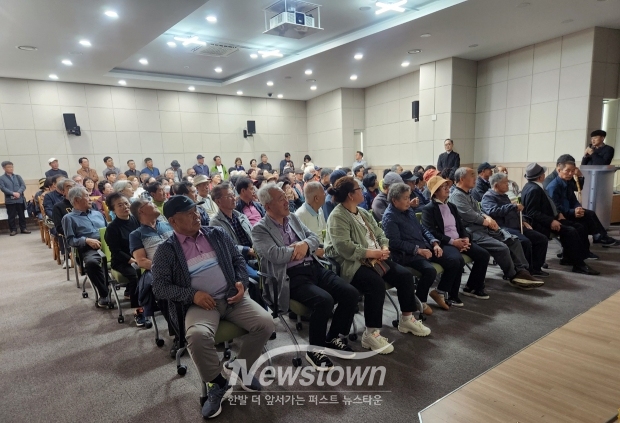 충청남도가 4월 17일 청양·부여 지역 주민과 지천댐 지역협의체 등 130여 명이 참가한 가운데 경북 영주댐 견학을 실시했다. 견학 참여 주민들은 한국수자원공사 영주댐지사에서 댐 건설 사업과 이주단지 조성 현황, 수몰 이주민 이주 등에 대한 설명을 들었다.