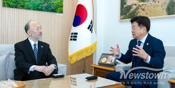 이케다 요오이치(池田洋一) 주제주일본국총영사관 신임 총영사(왼쪽)와 대화를 나누고 있는 오영훈 제주지사 / 사진=제주도청 제공 <br>