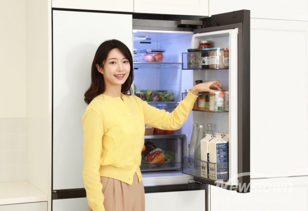 삼성전자가 ‘푸드 쇼케이스’ 도어를 적용한 ‘비스포크 AI 하이브리드 키친핏 맥스’ 냉장고를 선보였다/ 삼성전자 제공 <br>