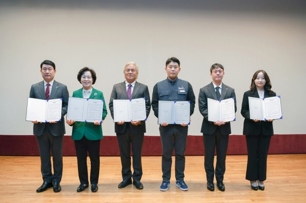 (좌측부터) 송병억 수도권매립지관리공사 사장, 박춘희 수도권매립지관리공사 감사,  박원선 시민환경감사관, 서진욱 수도권매립지관리공사 노조위원장, 남성 직원 대표 김민혁 과장, 여성 직원 대표 이효정 주임