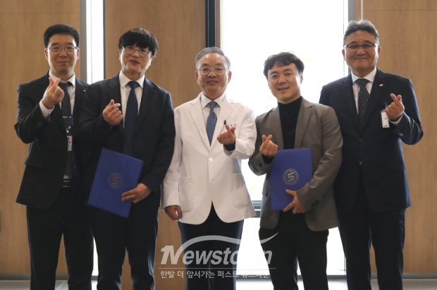 기부금 전달식은 지난 5월 7일 오후 병원 회의실에서 순천향대천안병원 이문수 병원장과 엠블병원 조명구·선동신 원장 등 양측 임직원 10여명이 참석한 가운데 진행됐다.