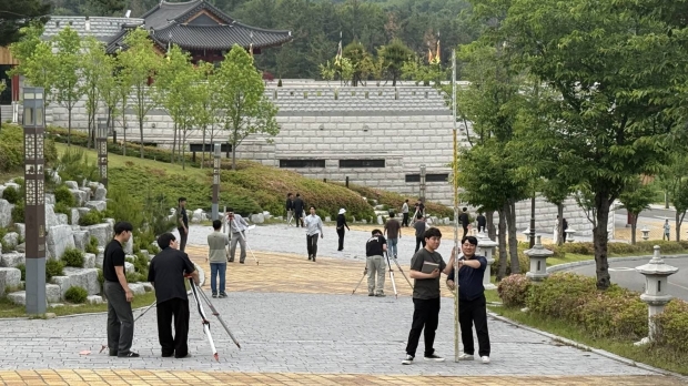 경주시 토목직 공무원들이 실무역량 강화 교육의 일환으로 화랑마을 일원에서 레벨 측량 현장 실습을 진행하고 있다
