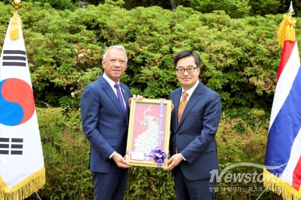 15일 오후 도담소에서 김동연 경기도지사가 피팟 라차낏쁘라칸 태국 노동부 장관과 기념품 교환 후 기념촬영을 하고 있다. /경기도<br>