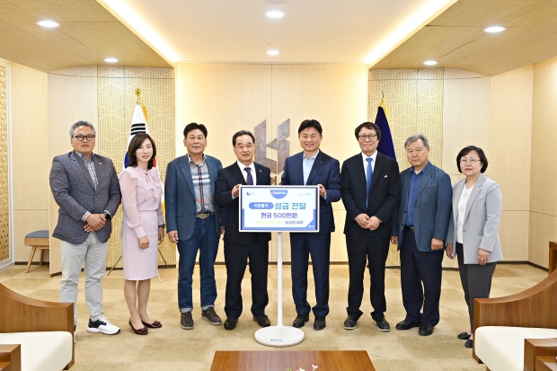 전달식 사진(왼쪽부터 부천시니어골프협회 전무이사 김선우  고문 김영희  수석부회장 김종만  회장 송경흡  부천시장 조용익  부천희망재단 상임이사 김범용  부천희망재단 명예이사장 정인조  복지국장 박화복)