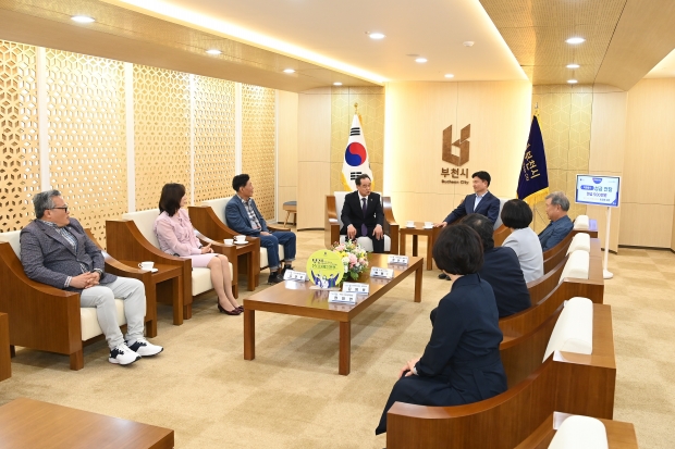 조용익 부천시장이 부천시니어골프협회 관계자들과 담소를 나누고 있다