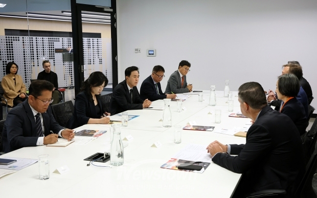 김태흠 충남도지사가 5월 29일 남호주 에들레이드 톤슬리 혁신지구를 방문, 재생에너지 라운드 테이블을 가진 뒤, 남호주 수소파크를 살폈다.