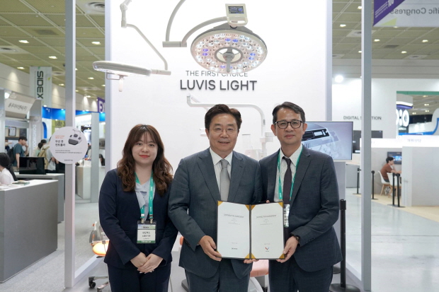 SIDEX 행사장을 방문하여 공급 계약을 기념하는 덴티스 심기봉 대표이사(가운데)와 ART.BIO INTERNATIONAL Co., Ltd. 대표이사 Ms. Yui Lu(좌) & ART.BIO Co., Ltd. 대표이사 Mr. Jeff Cheng(우)