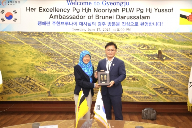 펭에란 하자 누리야 유소프 주한 브루나이대사(왼쪽)와 송호준 경주부시장(오른쪽)이 17일 경주시청에서 환담을 나눈 뒤 기념품을 교환하고 있다.