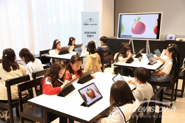 삼성스토어 대전에서 진행된 ‘갤럭시와 함께하는 AI 클래스 @삼성스토어’ 에서 아이들이 갤럭시 AI의 그리기 어시스트를 활용하는 모습 / 사진=삼성전자 제공