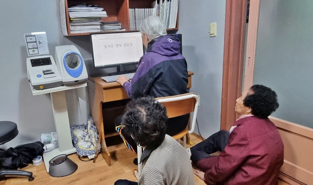 경주시가 보급한 사랑의 그린PC를 활용해 어르신들이 정보화 교육에 참여하고 있는 모습