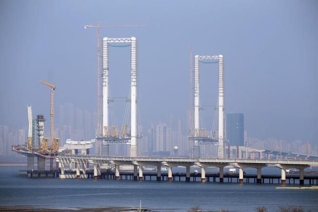 제3연륙교 공사 현장 사진 (올 연말 개통을 앞두고 있는 제3연륙교 건설 사업이 순항 중이다. 세계 최고 높이인 180m 주탑이 그 위용을 드러내고 있다)