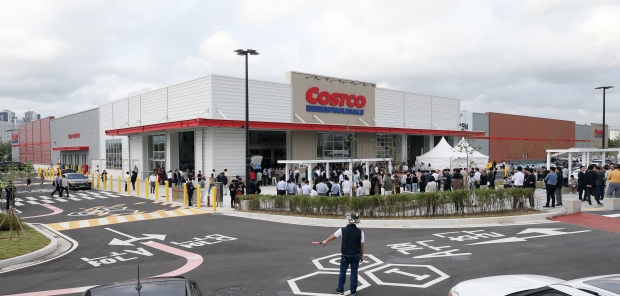 2024년 8월 21일 코스트코가 청라국제도시에 청라점을 개점했다. 코스트코 청라점은 5만8,746㎡에 2023년 6월 착공 후 약 14개월 만에 공사를 마치고 개점했다.