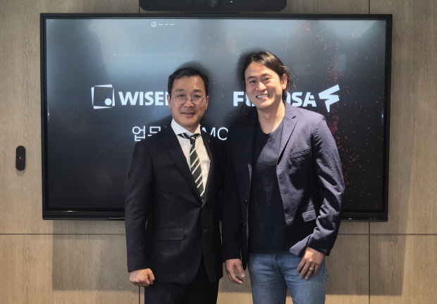 와이즈넛 강용성 대표(왼쪽)와 퓨리오사AI 백준호 대표(오른쪽)가 ‘AI 에이전트 어플라이언스’ 공동개발 및 사업을 위한 전략적 제휴를 맺고 기념촬영을 하고 있다.