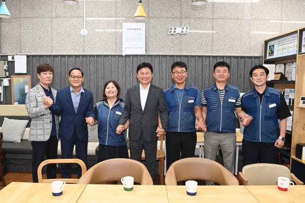 조용익 부천시장과 공무원노동조합 단체 사진을 찍고 있다.