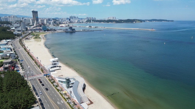 18년 만에 개장을 앞두고 있는 송도해수욕장 전경