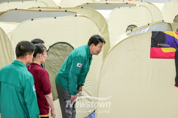 오성환 당진시장이 이재민 대피소를 방문해 대피 주민들의 애로사항을 청취하고 위로의 말을 전했다.