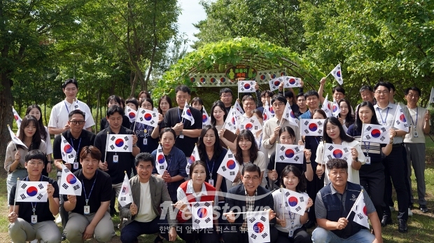 아산시시설관리공단, 광복 80년 조롱박·수세미 터널 및 태극기 게양