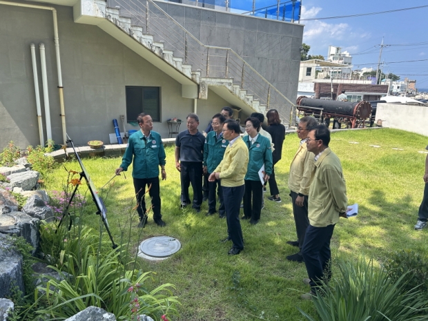 지난 5일 김성범 해양수산부 차관이 포항 지역 양식장을 방문해 정철영 수산정책과장이 고수온 피해 현장의 애로사항과 포항 수산업 정책 전반에 대한 브리핑을 하고 있다.