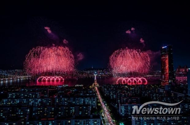 2024년 한화와 함께하는 서울세계불꽃축제에서 선보인 ㈜한화의 불꽃<br>
