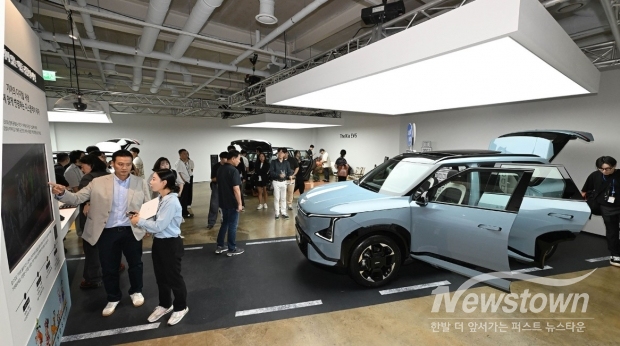 EV5 미디어데이 행사장에서 미디어들이 취재하는 모습 /사진=기아 제공 <br>