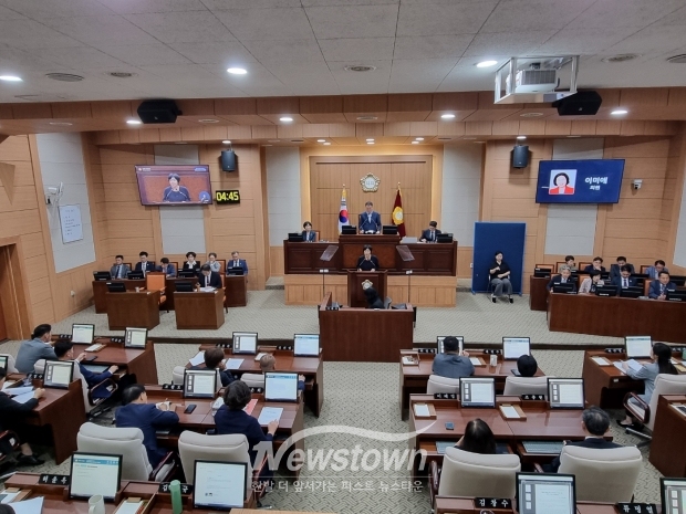 김해시의회 이미애시의원이 9월8일 273회 임시회에서 5분 자유발언을 통해  대동첨단 일반 산업단지 관리공단의 열악한 운영 환경을 지적하고 있다./김국진기자