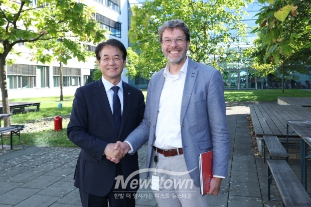 고양특례시장(좌), 올리버 우에케(Oliver Uecke) 리포타입 최고운영책임자(우)/고양시