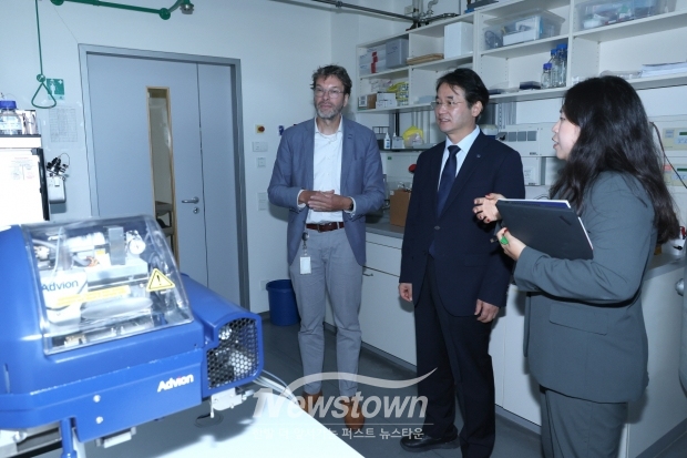 리포타입 시찰하는 이동환 고양특례시장(왼쪽에서 두 번째)/고양시