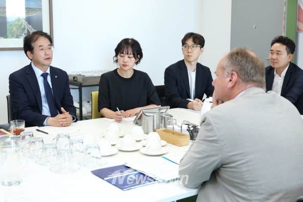 디르크 힐베르트(Dirk Hilbert) 드레스덴 시장과 논의하는 이동환 고양특례시장(왼쪽에서 첫 번째)/고양시
