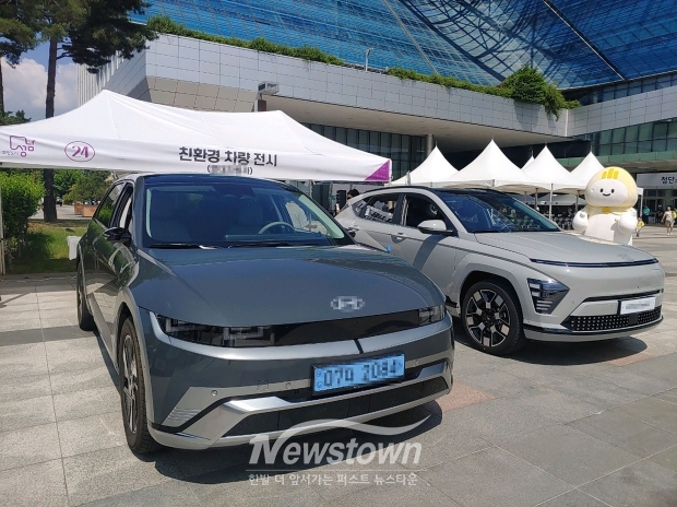 지난해 시청 광장서 열린 친환경 차량 전시 행사 때 선보인 전기 승용차/성남시