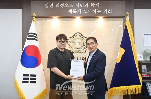 파주 산내마을 주민, “산내마을 복합 커뮤니티 센터 조속한 건립”에 관한 서명서 전달/파주시의회
