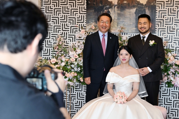 유정복 인천광역시장이 11일 하버파크호텔에서 아이플러스(i+) 맺어드림 1호커플 결혼식에 참석해 축하인사를 하고 있다.