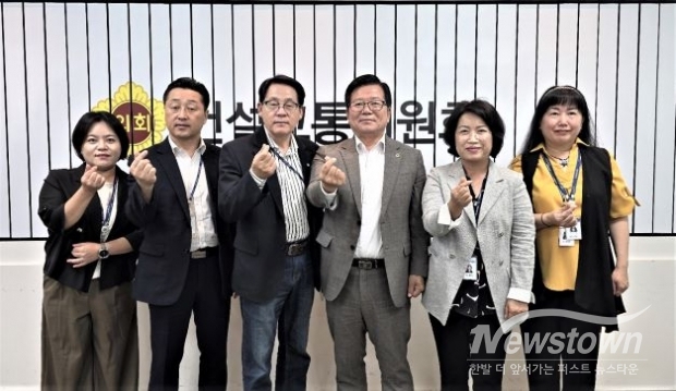 경기프레스클럽 공동취재단(오른쪽부터 송은경 뉴스타운 본부장(회장), 김은숙 시사미래신문 본부장(사무국장), 허원 건설교통위원장, 양해용 뉴스앤뉴스TV 본부장, 미디어이슈 대표, 곽희숙 경인투데이뉴스 대표 순)은 14일 허원 건설교통위원장 인터뷰 후 기념촬영에 임하고 있다. /경기프레스클럽
