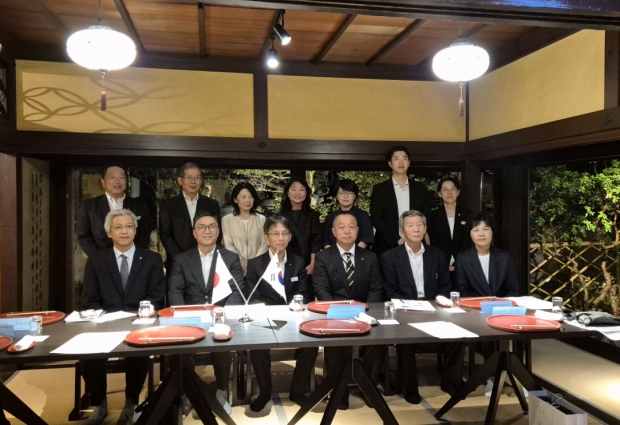 지난 16일 우에마츠 카즈히로 카가와현 지사공실장 주재 환영 만찬 현장, 카가와현, 칸온지시, 사누키시 관계자와 1900년대 초 구룡포에 이주한 어부의 친족들도 참석했다.