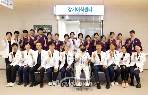 순천향대천안병원이 최근 새병원 개원 후 첫 생체 간이식 수술을 성공적으로 시행했다. 사진) 생체 간이식 환자와 의료진