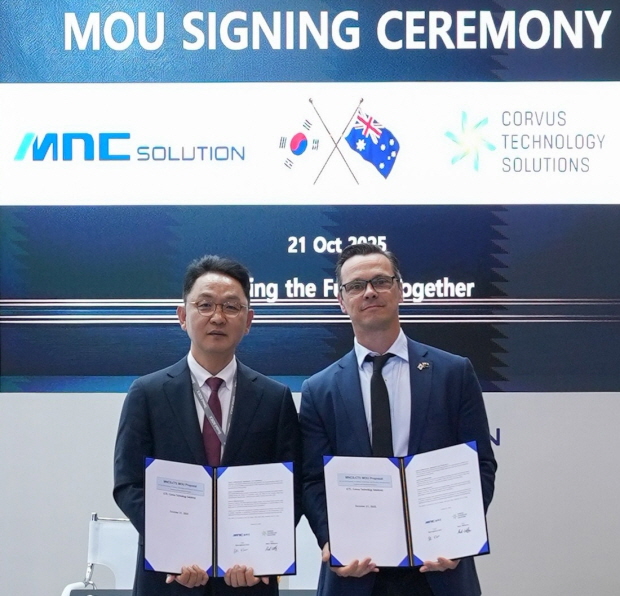 (좌) MNC솔루션 CEO 김병근, (우) 호주 CTS사 CEO Nick Williams