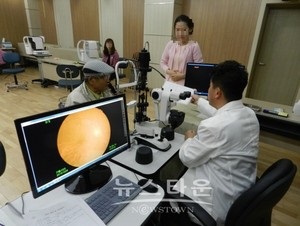 한 어르신이 백내장 검사를 받고 있다./자료사진