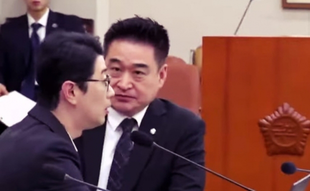 지난 21일 국회 법사위 국정감사장에서 무소속 최혁진 의원이 질의하는 주진우 의원을 노려보는 이른바 ‘눈빛 테러’로 논란을 일으킨 장면/국회방송 뉴스화면 캡처