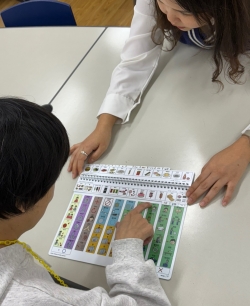 주간보호센터 이용인 A씨가 직원 서영지 사회복지사에게 보완대체의사소통 도구를 이용해 명절에 활동했던 이야기를 들려주고 있다. / 인천시청