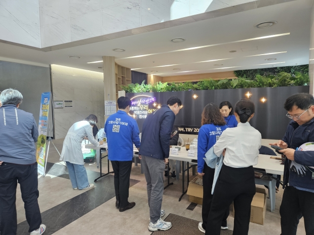 경주시 고향사랑팀 직원들이 월성원자력본부를 방문해 고향사랑기부제 홍보부스를 운영하며 직원들에게 제도 취지를 설명하고 있다