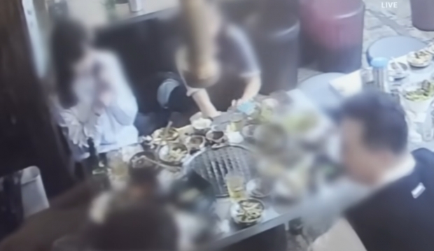 최근 경기도 고양시 한 식당에서 식사 테이블에 앉은 채 흡연해 논란을 일으킨 중국인 관광객들/채널A 뉴스화면 캡처