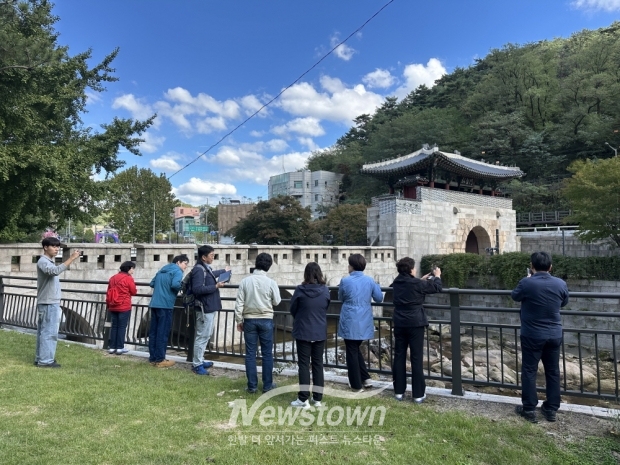 서울시청 진영욱 학예연구사가 홍지문 및 탕춘대성에 대해 설명하고 있다.