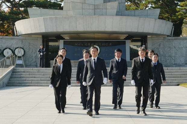 고석진 세관장이 참배하기 위해 현충원에 들어서고 있다