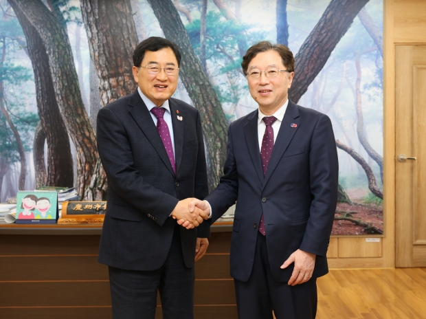 주낙영 경주시장(왼쪽)이 8일 경주시청에서 오스카 츠요시 주부산일본총영사와 만나 APEC 경주 개최 성과와 양 도시 교류 확대 방안을 논의하며 악수하고 있다.