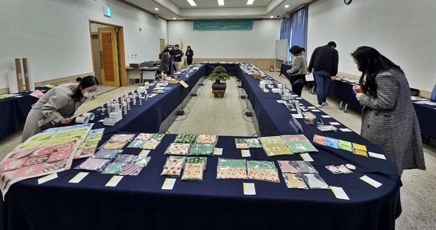 경주시가 ‘2026 청년감성상점 상품 입점 공모’ 심사를 진행하고 있다. 이번 공모를 통해 선정된 165점의 청년 예술가 작품은 내년 1월부터 황리단길 청년감성상점에서 전시·판매될 예정이다.