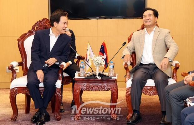 김태흠 충남도지사(사진/좌측)가 12월 19일 라오스 크라운 플라자 비엔티안 호텔에서 썬타누 탐마봉 보리캄사이주 주지사(사진/우측)를 접견했다. 김 지사는 “보리캄사이주와 충남은 정책의 핵심 키워드가 농업이라는 공통점이 있다”고 말했다.