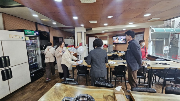 고성군은 24일까지 이틀간 관내 숙박업소와 음식점을 대상으로 위생·친절서비스 점검을 실시했다/고성군
