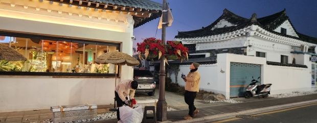 경주시가 황리단길 일원 가로등에 포인세티아 화분을 설치하며 겨울철 거리 경관을 정비하고 있다.
