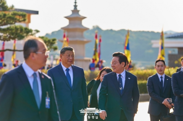 2025년 11월 2일 경주 APEC정상회의 계기 시진핑 중국 국가주석과 이재명 대통령이 만나 담소를 나누고 있다/ 사진=대통령실&nbsp;