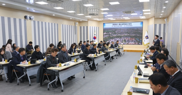 7일 오전 경주시청 대회의실에서 열린 올해 첫 읍면동장 회의에서 최혁준 부시장이 읍면동장들을 상대로 인사말을 하고 있다.